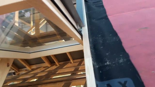 Монтаж мансардного окна Fakro на скате, укрытом битумной черепицей смотреть онлайн