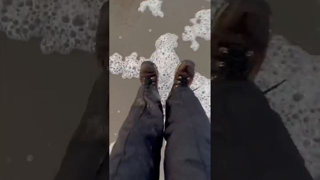 Extremely Satisfying Stomping on Beach Bubbles! #shorts смотреть онлайн