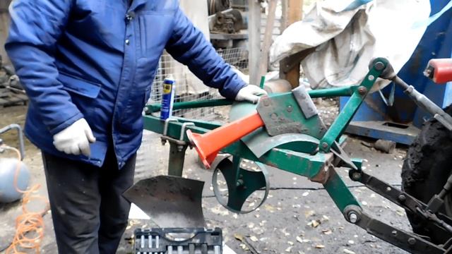 Китайский плуг 1L320//Меняем стойку отвала и пашем))) смотреть онлайн