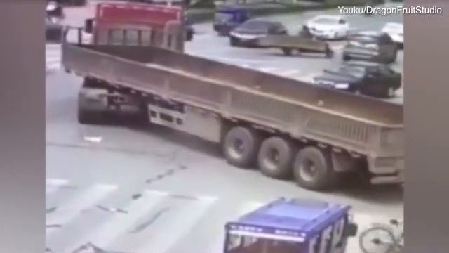 Женщина на скутере чудом уцелела под колесами огромного грузовика смотреть онлайн