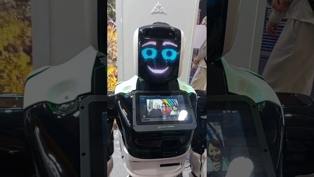 Прогулки по Москве. ВДНХ. Выставка-форум "Россия". Робот на стенде Еврейской автономной области смотреть онлайн