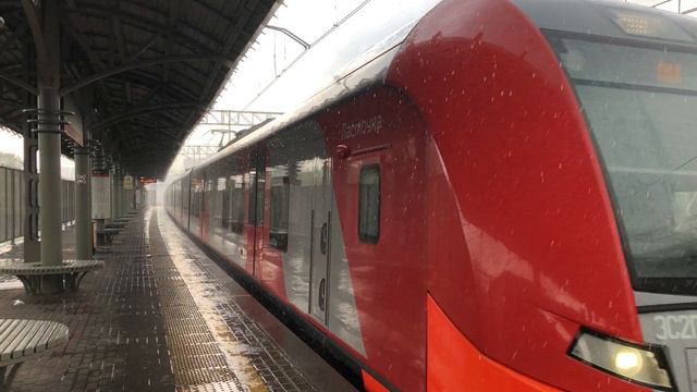 Прибытие поезда под дождем в Москве летом смотреть онлайн