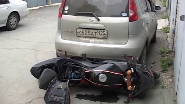 Водитель авто наехал на припаркованный мотоцикл на Партизанском проспекте смотреть онлайн