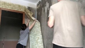 ВЛОГ : Сняли старые обои | Наклеяли клеёнку вместо обоев ??♀️