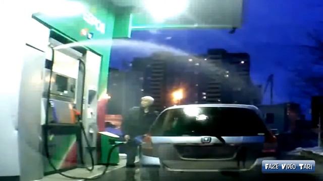Видео Приколы (как хлещет топливо с Колонки) часть 1 смотреть онлайн