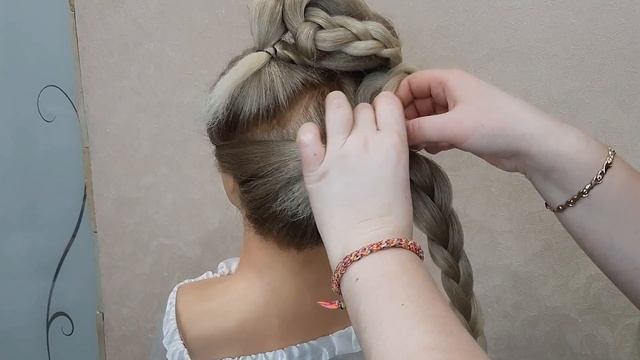 Стильная прическа 2023 года / Высокий пучок смотреть онлайн