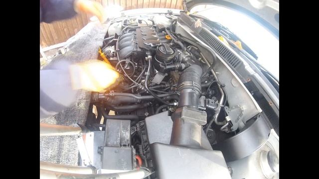How to remove and install VW Golf spark plugs / Как снять и поставить свечи зажигания VW Golf смотреть онлайн