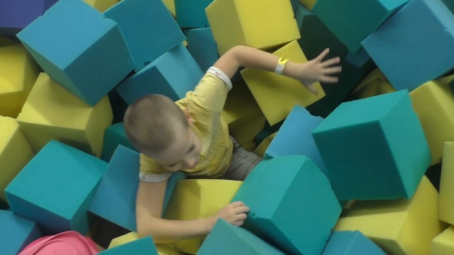 Развлечения для детей в Москве в бассейне с шариками детский парк развлечений видео