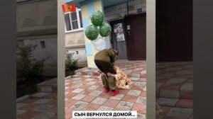 Кто имеет право так мучать матерей? Она встречает сына на коленях с иконой в руке.