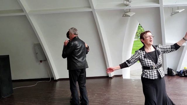 Незнакомые Танцы 🕺🕺🕺 в парке Горького Июнь 2021 Харьков смотреть онлайн