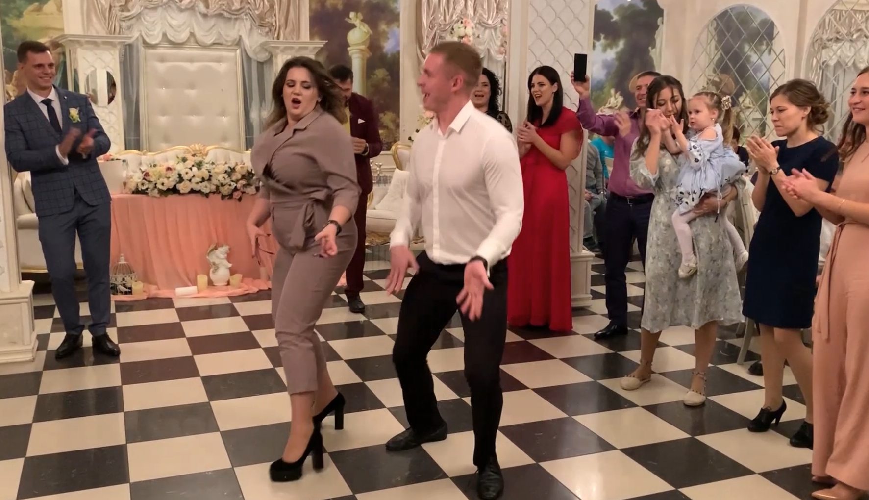 Бомбические танцы на свадьбе