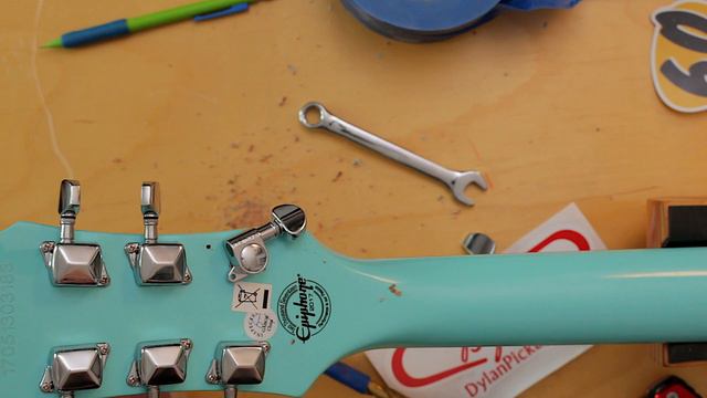 Epiphone SL - tuner swap смотреть онлайн