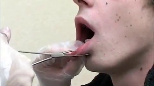 Как сделать пирсинг"Лабрет"прокол нижней губы смотреть онлайн