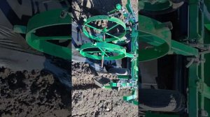 Достеливаем пленку которую не успели постелить осенью.