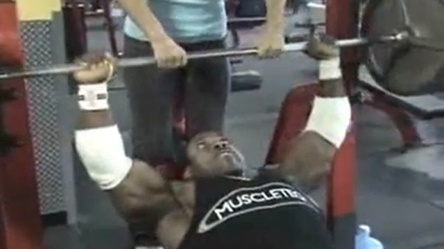 Raw Anthony Melvin training - Chest Training смотреть онлайн
