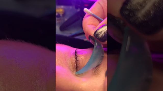 Снимаю валик #ламинированиересниц #shorts