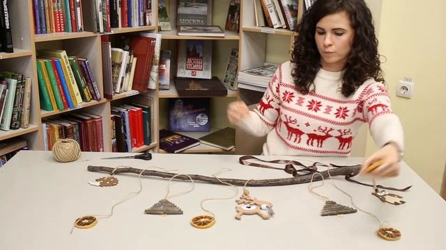 Делаем руками. Новогоднее украшение: ветка с игрушками. смотреть онлайн