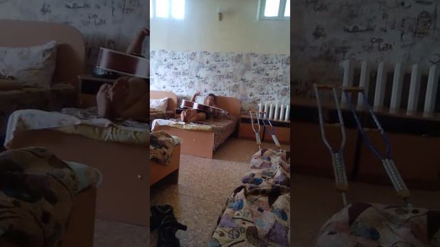 Друг сочиняет играет на гитаре и поёт. Просто угар смотреть онлайн