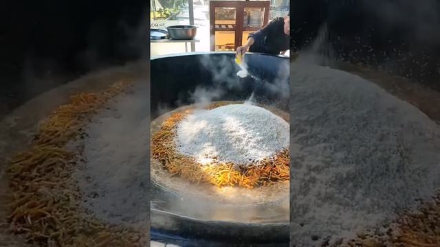 Центр Плова Besh Qozon в Ташкенте,ежедневно готовять 10 тонн плова, и готовят только на дровах!! смотреть онлайн