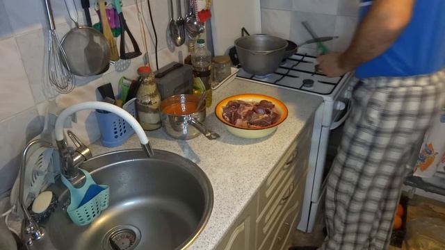 Тушеная утка в казане с овощами / пальчики оближешь смотреть онлайн