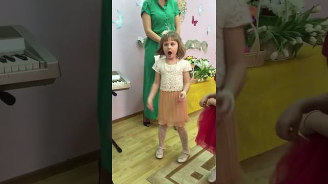Песня Праздник в детском саду 8 Марта Москва Детки 5-6 лет Песни Танцы смотреть онлайн