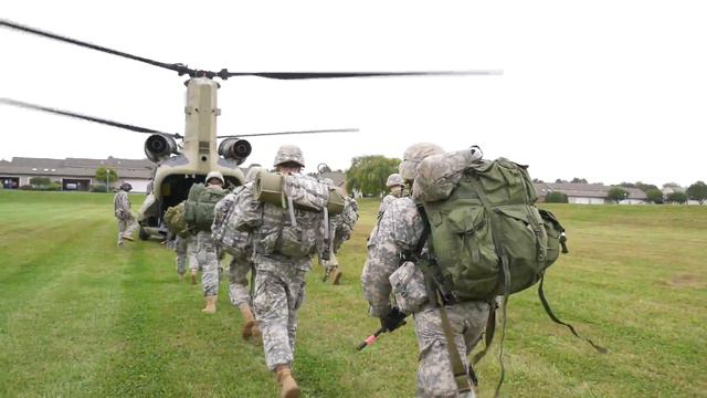 Boeing CH-47 Chinook Lands and Departs from Dickinson Park смотреть онлайн