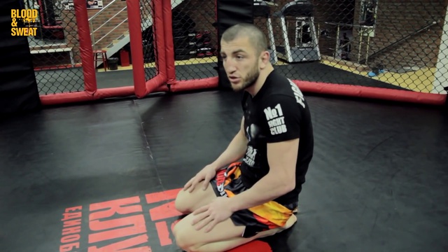 Джабар Аскеров. Работа на мешке для ударника и тренировка пресса. смотреть онлайн