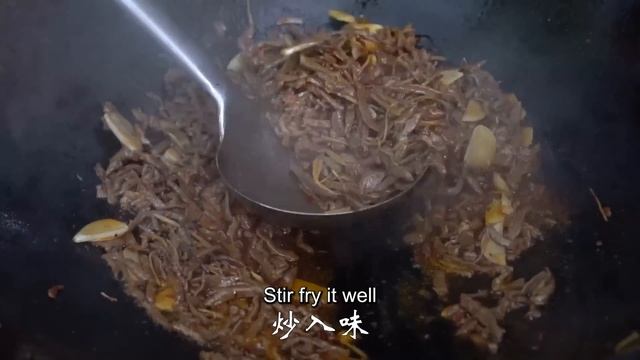 3斤牛肉2斤辣椒，二弟做“青椒牛肉絲”，香辣開胃，拌米飯吃過癮！ 【鐵鍋視頻】