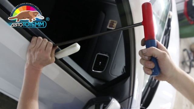 Выпрямление вмятин без покраски на двери белого Volkswagen Polo в "АвтоТОТЕММ" на Киевской смотреть онлайн