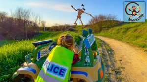 Дети и Машина. Диана и Даня и Милан играют в полицию, погоня на полицейской машине. Манкиту