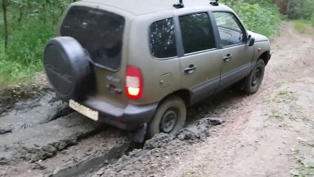 шевроле нива и ее первый выезд в грязь смотреть онлайн