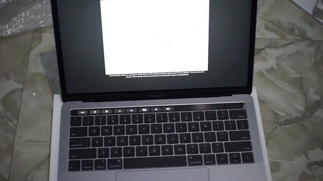 Unboxing Macbook Pro 13 Inch 2018 MR9Q2 Quad Core Indonesia смотреть онлайн