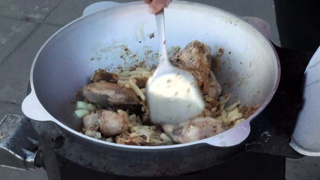 Ризони в казане с курицей в казане, на газовой печи или макароны с курицей. смотреть онлайн