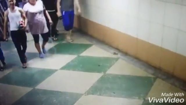 Мужчина заложил "бомбу" в подземном переходе, пострадали несколько человек смотреть онлайн