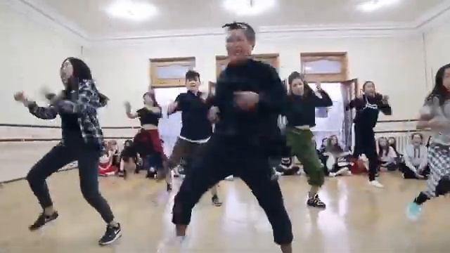 Всё та-же студия танцев. Кыргызы танцуют к-поп. смотреть онлайн