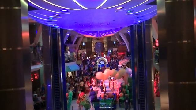😀478 / RCCL.HARMONY OF THE SEAS APRIL PARADE ON PROMENADE ПАРАД НА ЛАЙНЕРА смотреть онлайн