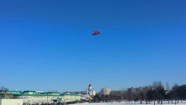 первый полет на улице 220мм квадрика. смотреть онлайн