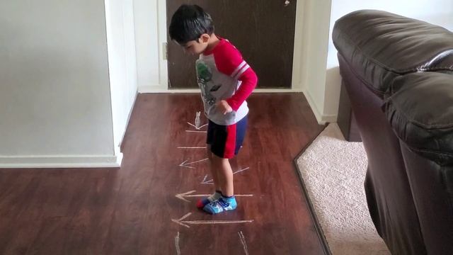 Arrow jumping game | Gross motor skill activity for toddlers смотреть онлайн