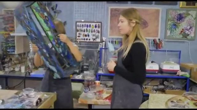 Витражные художники: показываем, как из обычного стекла рождается шедевр смотреть онлайн