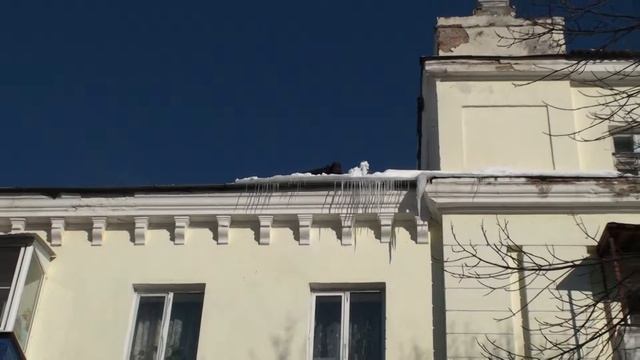 Снег. Очистка кровли. Новомосковск, Московская 28/32 смотреть онлайн