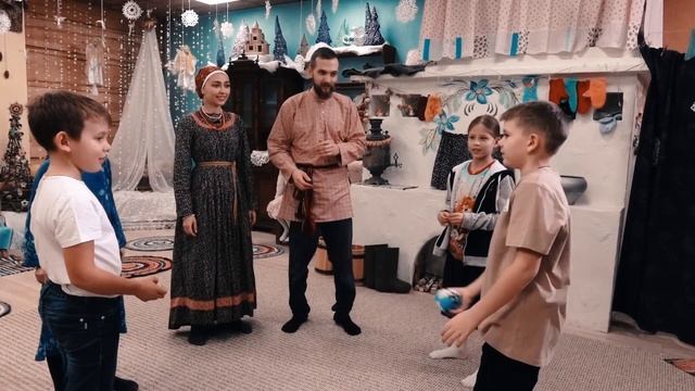 Рождественские игры для детей. Игра "Снежный ком" смотреть онлайн