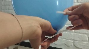 Как завязывать ленту к шарику. Как завязать воздушный шар. Как правильно привязать ленту к шару