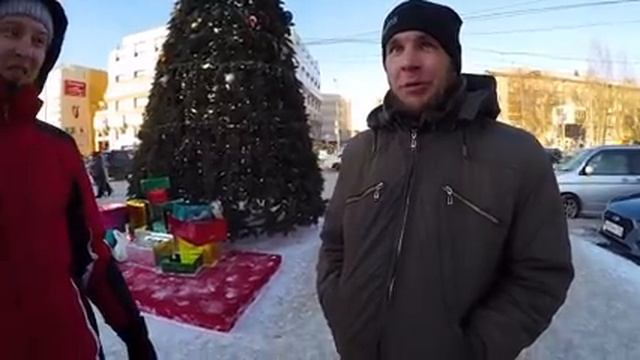 УДИВИЛ БАБУШЕК. РАЗДАЛ ПРОДУКТЫ ПЕНСИОНЕРАМ. СДЕЛАЛ ПОДАРОК БАБУШКЕ. смотреть онлайн