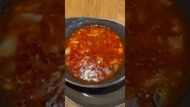 Острый суп с морепродуктами. Ресторан “Gan Bei”