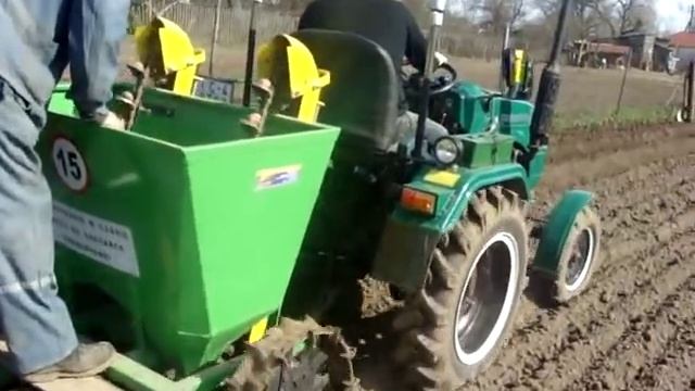 Посадка картофеля минитрактором GRASSXOPPER двухрядной сажалкой BOMET. смотреть онлайн