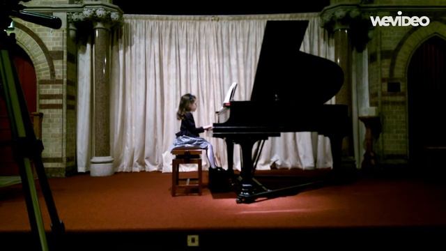 Alisa Dali playing "On a Wintry Day" by Dulcie Holland смотреть онлайн