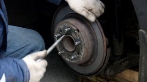 Замена задних тормозных дисков на автомобиле KIA