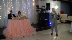 Тамада произносит красивый  тост за молодых!