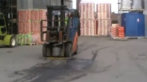 погрузчик на складе