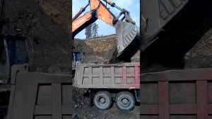 Экскаватор Hitachi  работает в забое